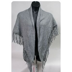NWT Vince Camuto Ladies Heather Grey Triangle Wrap with Fringe O/S MSRP $38